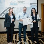 Wręczenie dyplimu dla partnera konferecji - firmy Kensington Green